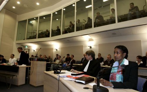 ROTTERDAM â€“ De Haagse rechter week dinsdag uit naar het extra beveiligde gerechtsgebouw in Rotterdam voor de rechtszaak van enkele moslims (geheel links) tegen VVD kamerlid Hirsi Ali (rechts). Het kort geding trok weinig publiek. Foto ANP