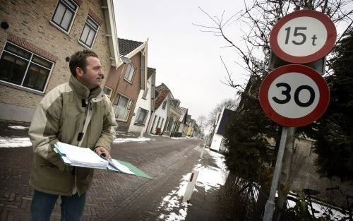 BERKENWOUDE â€“ Patrick Heuvelman in de Dorpsstraat van Berkenwoude. Omdat het verkeer zich niet aan de gewichts en snelheidsbeperkingen houdt, trilt zijn huis vaak op zijn grondvesten. Samen met zijn buren kaart hij het probleem al jarenlang aan bij best