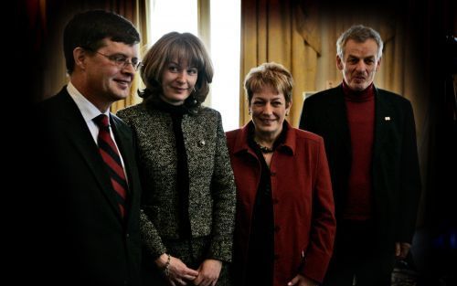 AMSTERDAM â€“ Sandra Roelofs (tweede van l.), echtgenote van de Georgische president Saakasjvili, presenteerde woendag in Amsterdam haar biografie. Het eerste exemplaar was voor premier Balkenende. Rechts de ouders van Roelofs. In het boek vertelt de gebo