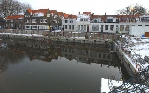 MIDDELBURG â€“ De brandweer van Middelburg heeft donderdagavond en vrijdagmorgen de bouwput voor het nieuwe theater vol laten lopen met water. Dit om te voorkomen dat huizen in de omgeving verzakken. - Foto ANP