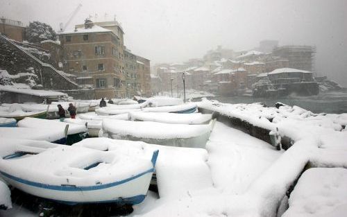 GENUA â€“ Bootjes in Genua zijn bedekt met een winterse deken. Zomers zindert het Italiaanse kuststadje van de hitte, donderdag was het een symbool van de late winter in Europa. In veel Europese landen werd zowel het weg- als het vliegverkeer op grote sch