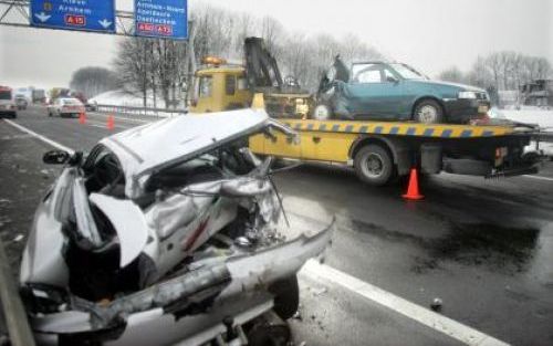 ANDELST - Op rijksweg A15 van Rotterdam naar Nijmegen zijn vrijdagmorgen in zeer dichte mist op verschillende plekken ernstige ongevallen gebeurd. Daarbij zijn twee personen om het leven gekomen en raakten tientallen mensen gewond. Foto ANP