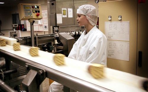 HELLENDOORN â€“ In de Ola ijsfabriek in Hellendoorn glijden Magnums voorbij op de lopende band. De ijsfabrikanten maken zich weer op voor een harde strijd om de consument. Archieffoto RD, Sjaak Verboom