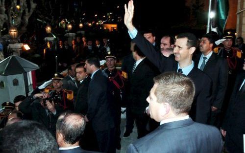 DAMASCUS â€“ De Syrische president Bashar Assad zwaait naar zijn landgenoten in Damascus. Daar kondigde hij afgelopen zaterdag aan de Syrische troepen in Libanon terug te trekken naar de Bekaa vallei. Foto EPA