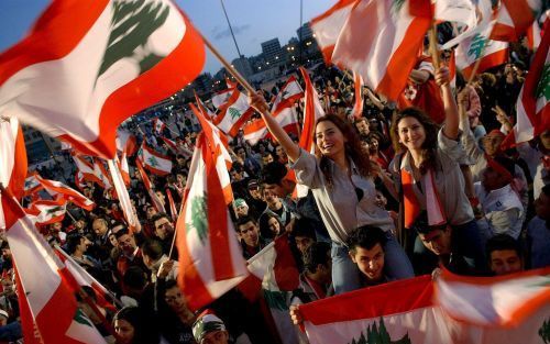 BEIROET â€“ Honderden Libanese betogers zwaaiden dit weekeinde met nationale vlaggen tijdens een demonstratie tegen SyriÃ« en de pro-Syrische Libanese regering. Foto EPA