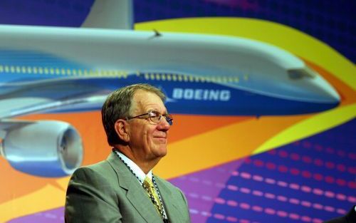 WASHINGTON â€“ Boeing topman Harry Stonecipher in 2003 tijdens een persconferentie van de vliegtuigfabrikant in Washington. Hij is maandag de laan uitgestuurd vanwege een verhouding met een van zijn ondergeschikten. Foto EPA