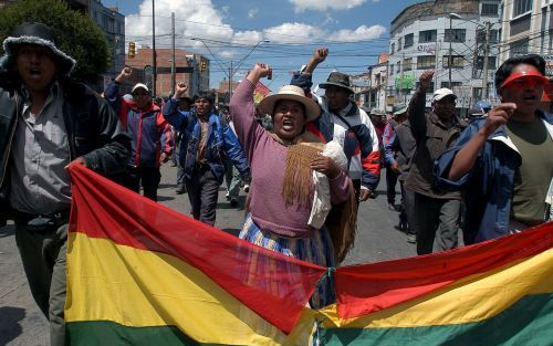 EL ALTO â€“ In heel Bolivia wordt al dagenlang gestaakt en gedemonstreerd tegen de regering. Zo ook in El Alto, een plaatsje waar meer dan 10.000 mensen betoogden. Foto EPA