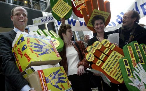 ,,De ervaring leert dat verzekeraars zich met doelgerichte marketingstrategieÃ«n primair richten op potentiÃ«le verzekerden met lage risico's.” Op de foto demonstraties voor behoud van het persoonsgebonden budget, november vorig jaar. Foto ANP