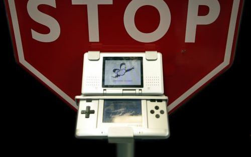 AMSTERDAM â€“ Met de spelcomputer Nintendo DS, die morgen in Europa op de markt komt, hoopt de Japanse fabrikant ook niet gamers te bereiken. De DS is vernieuwend: zelfs door te schreeuwen of te blazen tegen het apparaat kan de speler iets gedaan krijgen.