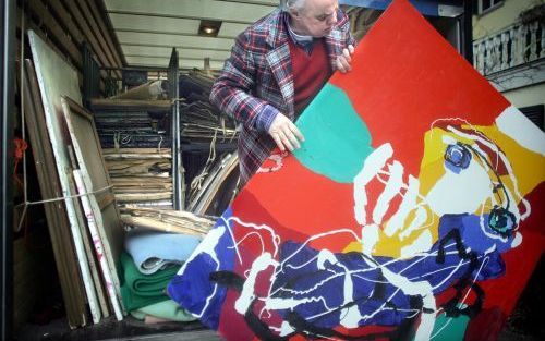 ROZENDAAL â€“ Meestervervalser Geert Jan Jansen bekijkt een schilderij uit zijn collectie. Gisteren kreeg hij het eerste deel van zijn omvangrijke en kostbare kunstcollectie terug van de Franse overheid. Foto ANP