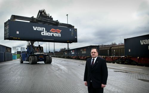 HERNE â€“ Van Dieren op het terrein van â€˜zijn’ terminal in Herne. „Bij de bedrijven komen de rekeningen van de Duitse tol binnen. Dat begint men nu pas echt te merken.” Foto RD, Sjaak Verboom