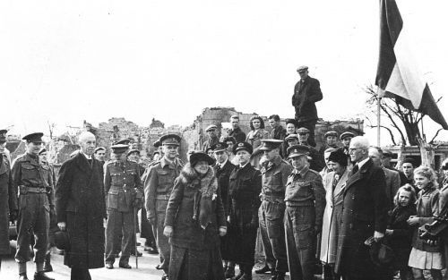 Na vier en een half jaar keert koningin Wilhelmina op 13 maart 1945 â€“zondag zestig jaar geledenâ€“ terug in Nederland. Zelfs bij deze emotievolle gebeurtenis blijft de vorstin uiterlijk onberoerd. Foto’s NIOD