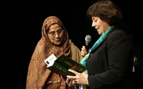 DEN HAAG â€“ Minister Verdonk kreeg donderdag het eerste exemplaar van de nieuwe vertaling van de koran overhandigd door Samina Malik, vice president van de Lahore Ahmadiyya Beweging binnen de islam. Foto ANP