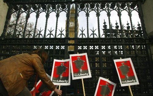 LONDEN - Terwijl de Britse premier Blair de tegenstanders in het parlement probeerde te overtuigen om voor de strenge antiterreurwetten te stemmen, werden vrijdag buiten het gebouw protestacties gevoerd. Foto EPA