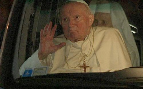 VATICAN CITY - Paus Johannes Paulus ll is zondag teruggekomen bij het Vaticaan. Foto EPA