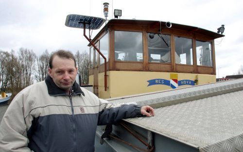 WERKENDAM â€“ Het binnenvaartschip Res Nova van schipper Marcelis Visser was diverse keren het doelwit van stenensmijters. „Vroeger gebeurde dit alleen in het donker. Nu durven vandalen het ook op klaarlichte dag aan. Het interesseert ze niks meer.” Foto 