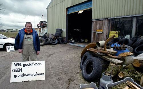 BARENDRECHT â€“ Autobandenverkoper Paul Bestebreurtje uit Barendrecht voor zijn bedrijf. Foto RD, Henk Visscher