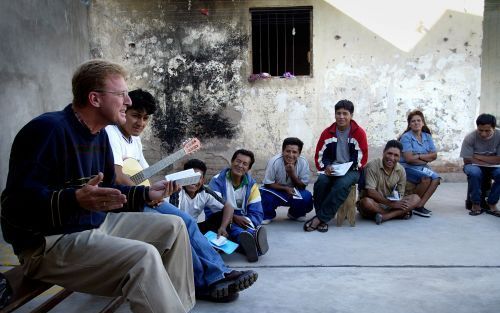 HUANTA â€“ GZB predikant ds. M. C. van Pelt doet bijbelstudie met gevangenen in het Peruaanse Huanta. In de afgelopen twee jaar adopteerden ruim zestig hervormde gemeenten een deel van het zendingswerk van de GZB en daarmee hun â€˜eigen’ zendingsarbeider.