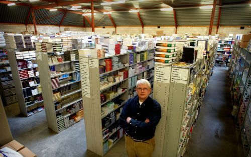 LANGBROEK â€“ Directeur Jan Arie Ariese van de Christelijke Boekencentrale ’t Gulden Boek BV tussen de magazijnstellingen. Komende zomer verhuist de CBC naar Houten, waar het vloeroppervlak van de christelijke evenknie van het Centraal Boekhuis straks rui