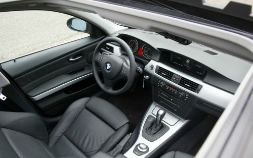 De nieuwe BMW 3 serie ligt als een blok op de weg en toont zich zeer stabiel en controleerbaar. Het is geen goedkope auto, maar de prijs is in vergelijking met de concurrentie correct. Foto’s RD, Anton Dommerholt