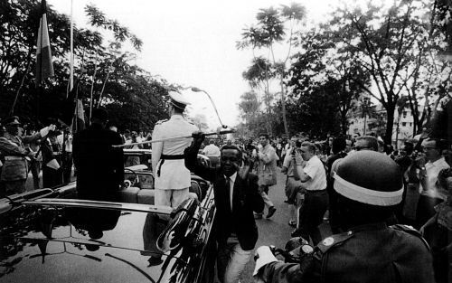 Koning Boudewijn woont in 1960 het onafhankelijkheidsfeest in de Kongolese hoofdstad Leopoldstad bij. De vorst merkt niet dat een Kongolees tijdens een rijtoer zijn sabel weggrist. Foto: Robert Lebeck, uit catalogus.