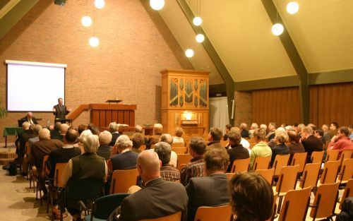 NIJKERK â€“ In de gereformeerde kerk vrijgemaakt in Nijkerk had donderdagavond de laatste van zes regiobijeenkomsten, belegd door de Theologische Universiteit in Kampen, plaats. Opnieuw gingen docenten en bestuursleden van de opleiding met kerkleden in ge