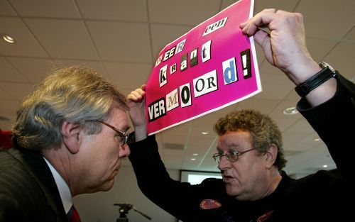 ROTTERDAM â€“ Een medewerker van het Rotterdams Dagblad lag gistermiddag in de clinch met topman Bouwman (l.) van krantenuitgever PCM. De emoties liepen hoog op tijdens de persconferentie in het Rotterdamse Hilton Hotel. De topmannen van PCM en Wegener ga