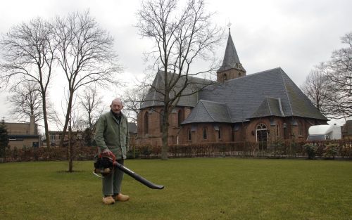 OENE â€“ ”Opa Toon” is 58 jaar lang tuinman geweest voor de hervormde gemeente te Oene. „Ik had nog best vijf jaar door kunnen gaan, maar op een gegeven moment is het goed om het over te laten aan anderen.” Foto Bram van de Biezen