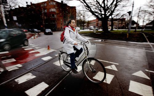 Ook een strikte toepassing van de huidige aanbevelingen voor gedrag van fietsers op rotondes levert geen verbetering op. Foto ANP