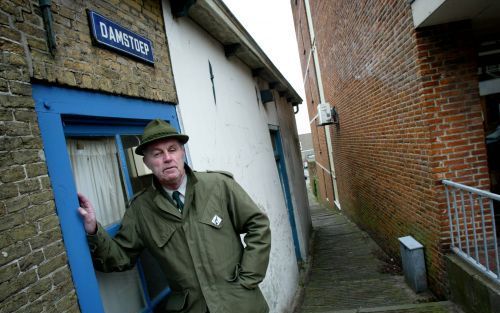 ALBLASSERDAM â€“ Zestig jaar na de Bevrijding probeert C. Veen (72) uit Alblasserdam de Damstoep weer de oude naam ”Joodenbreestraat” terug te geven. Foto RD, Anton Dommerholt