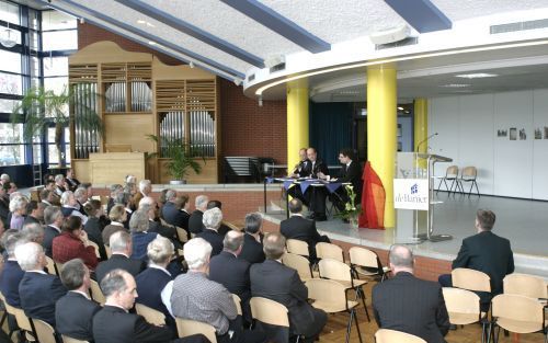 GOUDA â€“ De uitgave van de twintigdelige boekenserie van de gebroeders Erskine is voltooid. Ongeveer 120 mensen bezochten zaterdag in Gouda een symposium ter gelegenheid van de afronding van het project. Foto Mario van Voorst