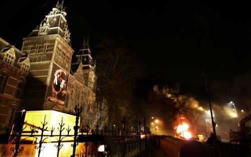 AMSTERDAM - In een bouwput van de Noord-Zuidlijn voor het Rijksmuseum aan de Stadhouderskade in Amsterdam heeft maandagavond ongeveer 55 meter aan pvc-buis vlam gevat. Foto ANP