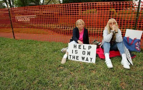 PINELLAS â€“ De gezusters Sandra (l.) en Cathie Doubek laten duidelijk hun standpunt blijken in de zaak Schiavo. Buiten het ziekenhuis waar Terri Schiavo wordt verzorgd, geven zij door middel van een bord aan dat zij niet willen dat haar leven wordt beÃ«i