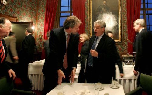 DEN HAAG - Minister De Graaf van Bestuurlijke Vernieuwing is dinsdagavond in gesprek met PvdA-senator Van Thijn in de rookkkamer van de Eerste Kamer. Foto ANP