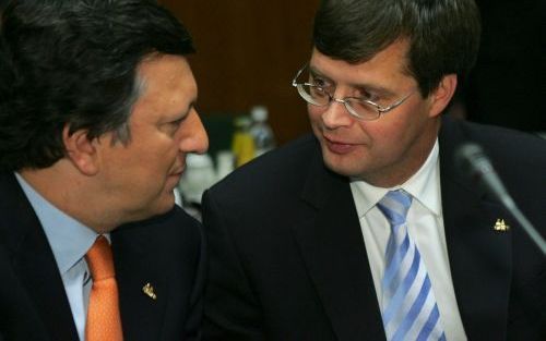 BRUSSEL â€“ Premier Balkenende spreekt met voorzitter Barroso van de Europese Commissie. De Europese leiders gaven op de voorjaarstop van de Europese Unie in Brussel gisteravond hun goedkeuring aan een versoepeling van het stabiliteitspact. Foto EPA