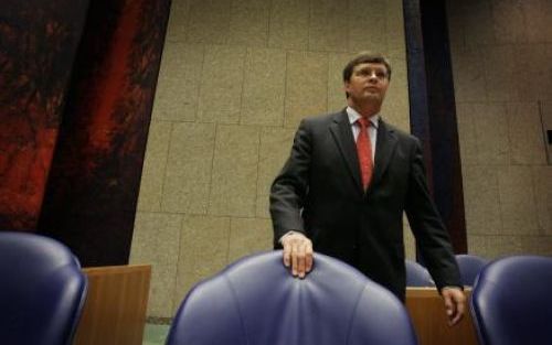 DEN HAAG - Premier Balkenende arriveert woensdagavond in de Tweede Kamer waar hij het aftreden van minister De Graaf van Bestuurlijke Vernieuwing bekend maakte. Foto ANP