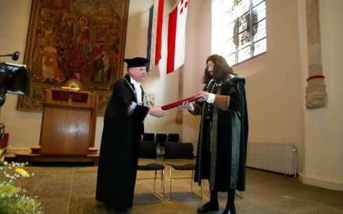 UTRECHT â€“ Een als Descartes verklede man kreeg woensdag in de aula van de Universiteit Utrecht uit handen van rector magnificus prof. dr. W. H. Gispen (l.) een bul waarin zijn eerherstel aan de universiteit officieel werd bekrachtigd. De verklaring van 