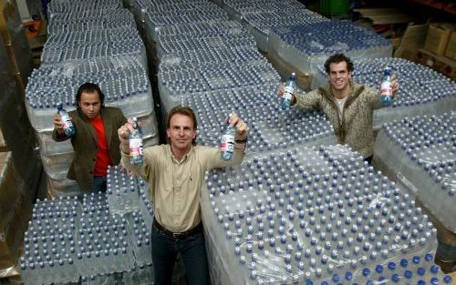 ALPHEN A/D RIJN â€“ Jasper van Arkel (l), John Loef en Rogier Duin (r.) importeren flesjes water uit Ierland. Hoewel het Ierse water langer houdbaar is, gaat het uiteindelijk niet om het vocht. Met het verhaal eromheen willen we merkbeleving gestalte geve