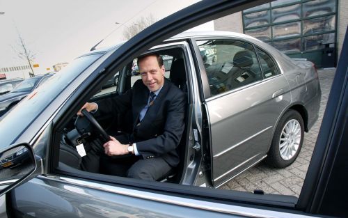 Terberg Leasing uit Utrecht presenteerde deze week een nieuw concept: Greenlease. Directeur Jan van Delft showt een van de Greenlease-auto’s: een zuinige Honda Civic met elektrische hulpmotor. Foto RD, Anton Dommerholt