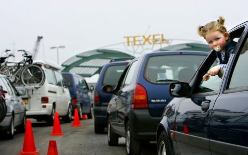 DEN HELDER: In Den Helder staan op Goede Vrijdag lange rijen voor de veerpont naar Texel. Met de vrije paasdagen voor deur trekken veel mensen erop uit voor een korte vakantie. ANP FOTO