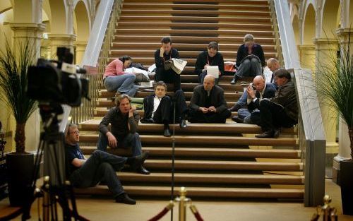 DEN HAAG: Journalisten wachten zaterdagmiddag op de trap van het ministerie van Algemene Zaken aan het Binnenhof op nieuws. Het kabinet en de coalitiepartijen zijn vanaf tien uur s ochtends in onderhandeling om uit de politieke impasse te komen die is ont