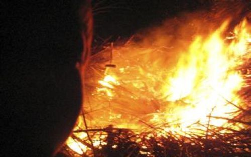 HENGELO - Honderden verontruste Nederlanders hebben maandagochtend de politie en de brandweer gebeld omdat zij brandlucht ruiken. De geur komt van de paasvuren in het oosten en noorden van het land en in Duitsland. Sommige mensen hadden last van tranende 