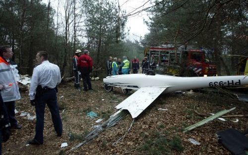 ARNHEM â€“ Twee inzittenden van een zweefvliegtuigje zijn maandagavond gewond geraakt toen het toestel neerstortte bij vliegveld Terlet. Het gaat om een leerling en een instructeur van de Delftsche Studenten Aeroclub. Foto ANP