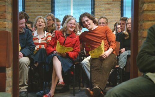 WOERDEN â€“ De Jeugdbond Gereformeerde Gemeenten belegde maandag op twee plaatsen in het land het traditionele paasappÃ¨l. In Kapelle Biezelinge was het thema ”Getuige(n) van de opstanding”, in Woerden (foto) was gekozen voor het thema ”Het geloof de twij