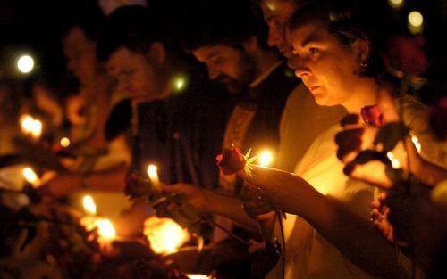 PINELLAS PARK â€“ Becky Dula (r.) uit Chicago stond zaterdag met andere demonstranten tijdens een wake bij het Woodside ziekenhuis in Pinellas Park (Florida), waar Terri Schiavo verblijft. Foto EPA