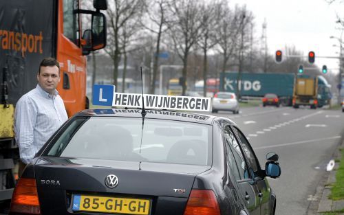 APELDOORN â€“ Rijschoolhouder H. Wijnbergen: „Het verkeer wordt steeds drukker. Laat mensen hun kennis om de vijftien jaar maar eens bijspijkeren. Ze zien het als bedreigend: straks pakken ze m’n rijbewijs af. Maar dat is de bedoeling niet.” Foto RD, Henk