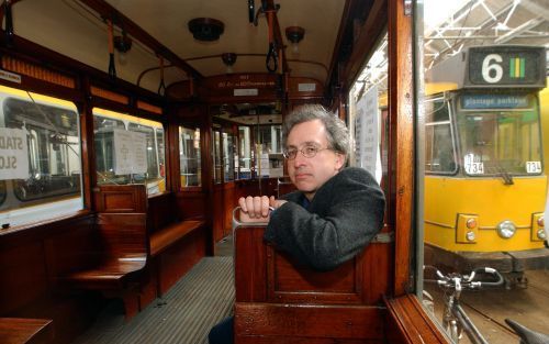 AMSTERDAM â€“ Voorzitter A. Louwman van het Amsterdams Openbaar Vervoer Museum (AOM) in een vooroorlogse tram. De remise waarin de tram staat moet vrijdag ontruimd zijn. Dat is het pijnlijke gevolg van jarenlang getouwtrek tussen het AOM en de gemeente Am