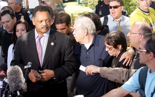 PINELLAS PARK â€“ Dominee Jesse Jackson (l.) steunt Robert en Mary Schindler (r.), de ouders van patiÃ«nte Terri Schiavo. Foto EPA