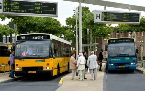 APELDOORN â€“ Het openbaar vervoer zou een veel groter aandeel moeten hebben in de totale vervoersstroom, aldus Connexxion topman P. Kortenhorst. Veel extra „breedteasfalt” biedt geen soelaas, zegt hij. „De opnamecapaciteit van de steden is daarvoor te kl