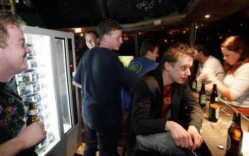 NAALDWIJK â€“ Bierdrinkende jongeren in ”De Krat”, een hok in het Westlandse Naaldwijk waar jongeren bijeenkomen om te drinken en voetbal te kijken. De Stichting Alcoholpreventie maakt zich zorgen over het alcoholgebruik door jongeren in particuliere verb